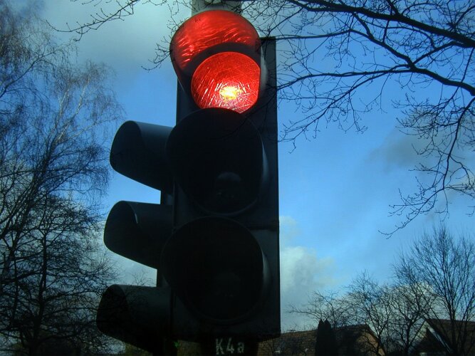 Per draudžiamą šviesoforo signalą ėjęs ir dėl to eismo įvykį sukėlęs kaunietis privalės atlyginti padarytą žalą ir dirbti viešuosiuos darbus