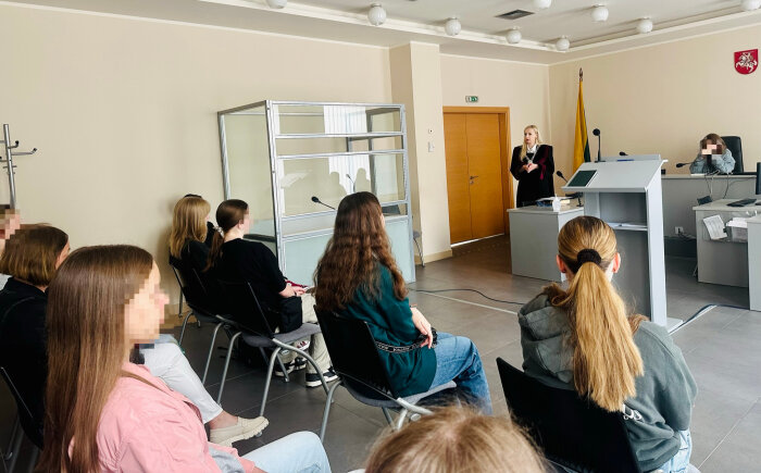 Kauno apylinkės teismo teisėja dalyvavo iniciatyvoje „Šok į tėvų klumpes“ ir mokelsieiviams pristatė teisėjo specialybę