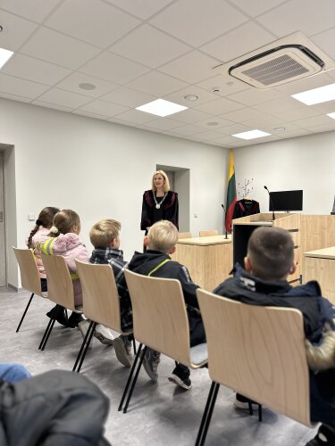 Kauno apylinkės teisme lankėsi Kauno Motiejaus Valančiaus mokyklos-darželio ekskursija