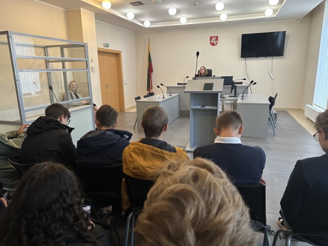 Kauno apylinkės teismo Kauno rūmuose VDU „Rasos“ gimnazijos moksleivių ekskursija