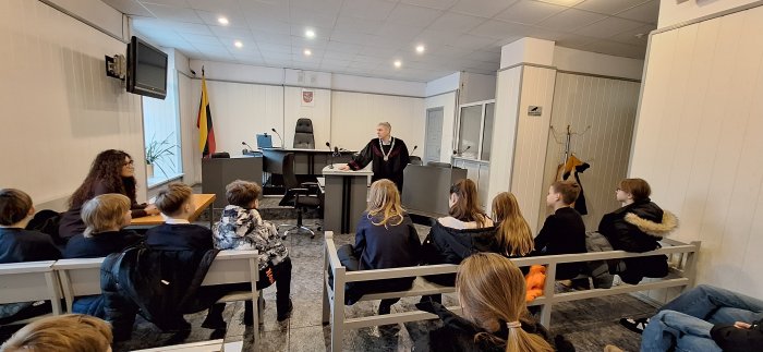 Netradicinė pamoka: penktokai svečiavosi Kauno apylinkės teismo Kėdainių rūmuose